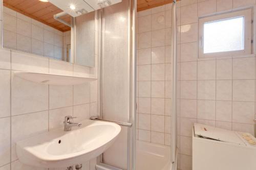 乌塞林Haus-am-See的白色的浴室设有水槽和淋浴。