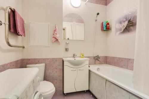谢尔宾卡Apartments on Yuzhniy kvartal 6的浴室配有盥洗盆、卫生间和浴缸。