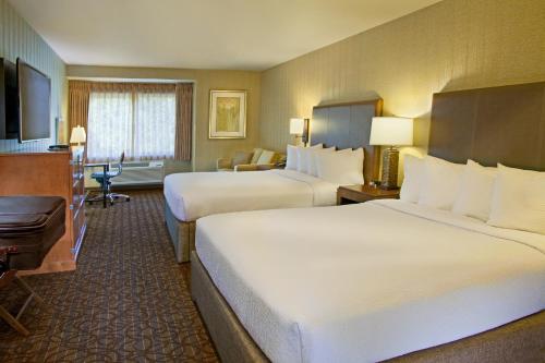 西雅图华盛顿地区西雅图大学银云酒店的酒店客房设有两张床和电视。