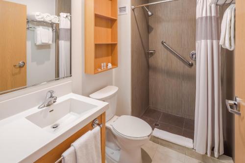 Microtel Inn & Suites by Wyndham Culiacán的一间浴室