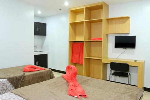 宿务环球88特乐宾馆的客房设有两张床、一台电视和一张书桌。