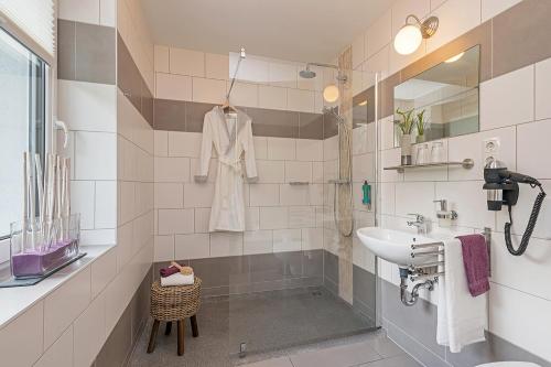 Bantikow美尔别墅的白色的浴室设有水槽和镜子