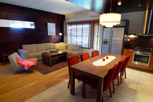 塔库沃里Holiday Club Tahko Spa Apartments的厨房以及带桌子和沙发的客厅。
