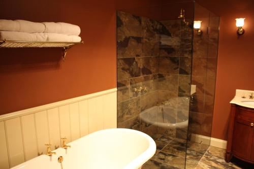 霍巴特塔斯马尼亚宾馆的带浴缸、淋浴和盥洗盆的浴室