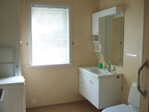 弗洛姆弗洛姆度假屋的一间带水槽和镜子的浴室以及窗户。