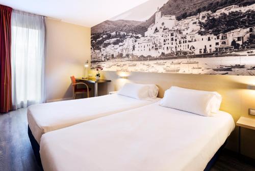 萨尔特B&B HOTEL Girona 3的两张位于酒店客房的床,墙上挂着一幅画