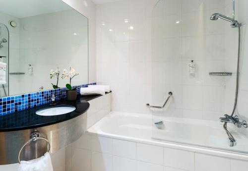 萨尔特B&B HOTEL Girona 3的带浴缸、水槽和淋浴的浴室