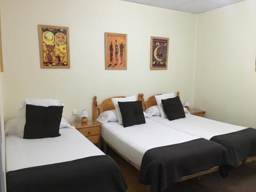 潘普洛纳莱尔旅馆的配有2张床的客房
