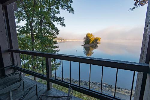 CadizLake Barkley State Resort Park的房屋的阳台享有湖景