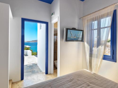 基莫洛斯岛Psathi Blue Alpha的一间卧室设有一扇海景门