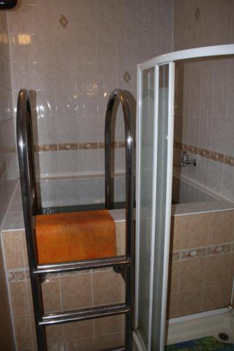 鲍里斯皮尔Комплекс отдыха "Престиж"的浴室里设有橙色座椅和淋浴