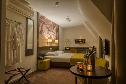纽南奥博赫文森特公园酒店的酒店客房配有一张床铺和一张桌子。