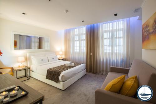 加亚新城杜罗河滨公寓的酒店客房,配有床和沙发