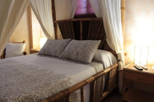 阿尔迪努瓦德拉夫拉安珀拉多乡村旅馆的一间卧室设有天蓬床和窗户。