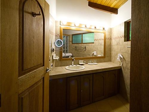 特纳Arahuana Jungle Resort & Spa的一间带水槽和镜子的浴室