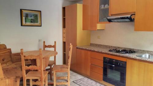 Casa Andreola的厨房或小厨房