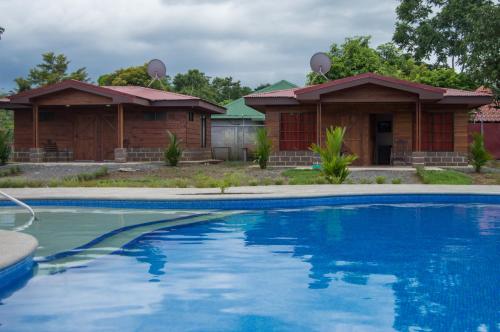 ÁngelesCabañas San Isidro的一座房子前面设有游泳池