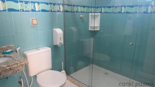 卡波布里奥Pousada On Shore的一间带卫生间和玻璃淋浴间的浴室