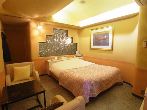 东京Hotel Mju-Adult Only的一间卧室配有一张床和一把椅子
