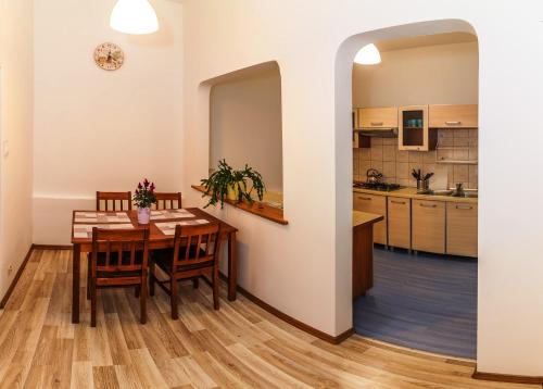 库多瓦-兹德鲁伊Apartament Jaśminowy的厨房以及带桌椅的用餐室。