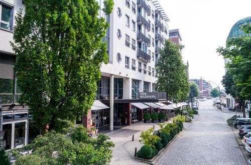 汉堡汉堡麦迪逊酒店的城市中一条空的街道,有建筑