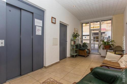 马赛租赁服务公寓的走廊设有蓝色门,客厅