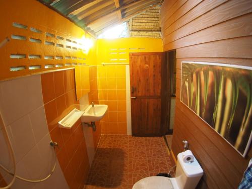 象岛利特一登小屋的一间带卫生间和水槽的小浴室