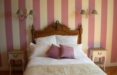 Boran-sur-OiseGite de la ferme du couvent的一张带两个枕头的床和两张床头柜