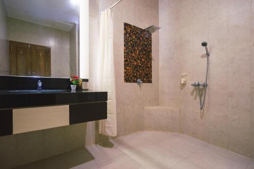 外南梦马哈拉尼民宿的一间带水槽和淋浴的浴室