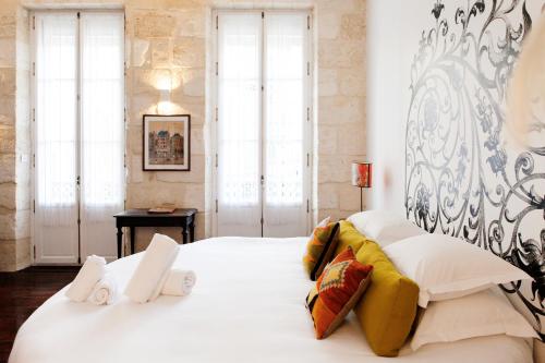波尔多安尼克司杜邦酒店的卧室配有白色大床和白色枕头