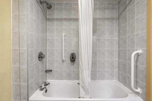 克里克怀特夫德盖普戴斯旅馆的浴室配有白色浴缸和淋浴。