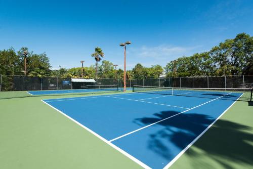 Coconut Palms内部或周边的网球和/或壁球设施