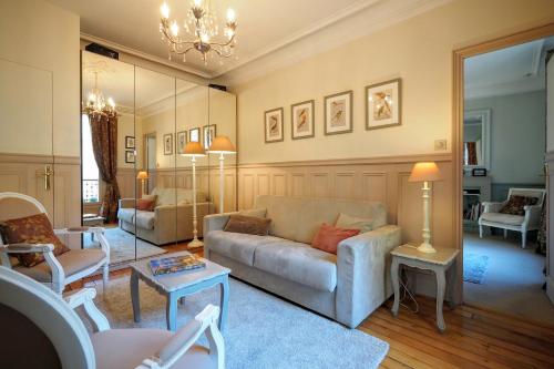巴黎住宿加早餐：卢浮宫优雅套房的客厅配有沙发和桌子