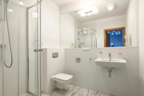 格丁尼亚水手之家酒店的浴室配有卫生间、盥洗盆和淋浴。