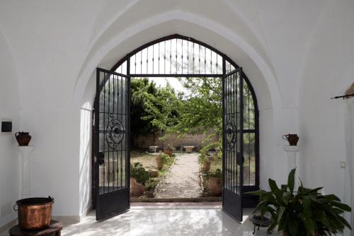波贾尔多Residenza Storica PARCO LANOCE的拱门,带一扇通往花园的开放式门