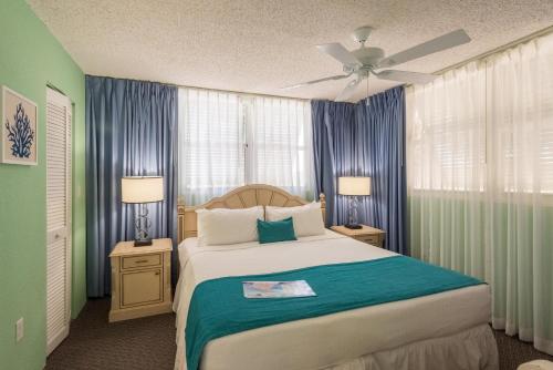 Sunrise Suites Cozumel Suite #112客房内的一张或多张床位