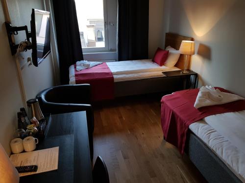 克里斯蒂娜港City Hotel的小房间设有两张床和窗户