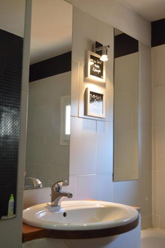 阿雅克修Studio loft avec terrasse centre historique的一间带水槽和镜子的浴室
