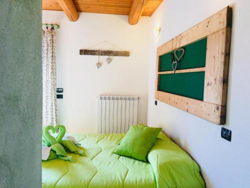 希尼奥布里科德尔加洛住宿加早餐旅馆的一间位于客房内的带绿床的卧室