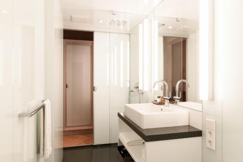 黑灵斯多夫OSTKÜSTE - Villa Staudt Design Apartments的白色的浴室设有水槽和镜子