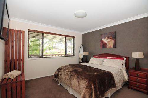 圣殿海岬桑迪菲特休闲公寓的一间卧室设有一张大床和一个窗户。