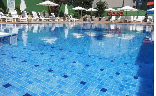 蒙塔尔沃马希尔公寓酒店的一个带椅子和遮阳伞的大型蓝色游泳池