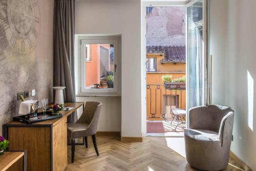 罗马纳沃纳精品酒店的一间带桌椅的客厅和一个阳台