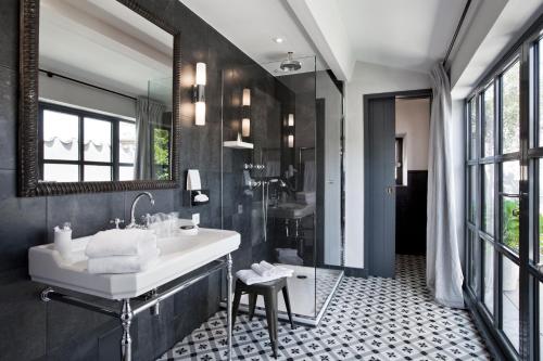 Banne邦镇酒店的一间带水槽和镜子的浴室