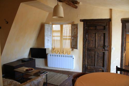 SequerosCasa Rural La Azotea的客厅设有开放式门和窗户