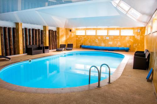 斯尼纳龟井酒店 的在酒店房间的一个大型游泳池