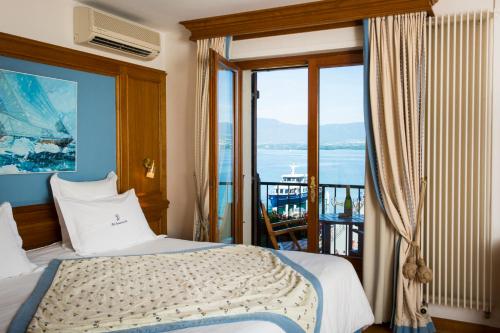 依瓦勒港口餐厅酒店的一间卧室配有一张床,享有海景