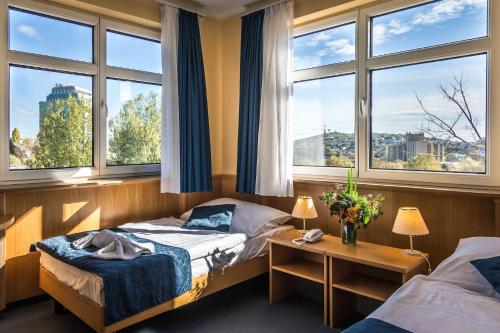 布达佩斯加格尔罗商务酒店的酒店客房带两张床和两个窗户