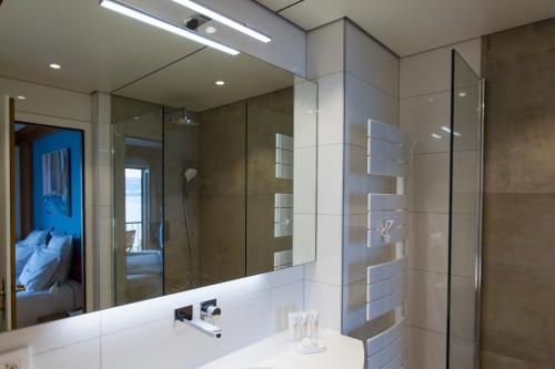 依瓦勒港口餐厅酒店的一间带镜子和水槽的浴室