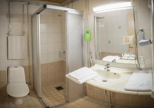 基蒂莱基蒂莱酒店的带淋浴、盥洗盆和卫生间的浴室